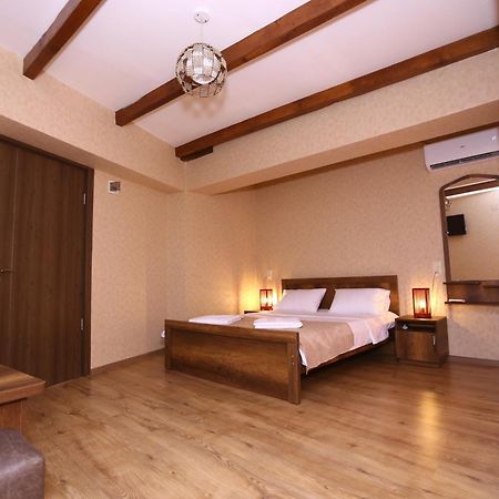 Hotel Traveler Кутаиси Экстерьер фото