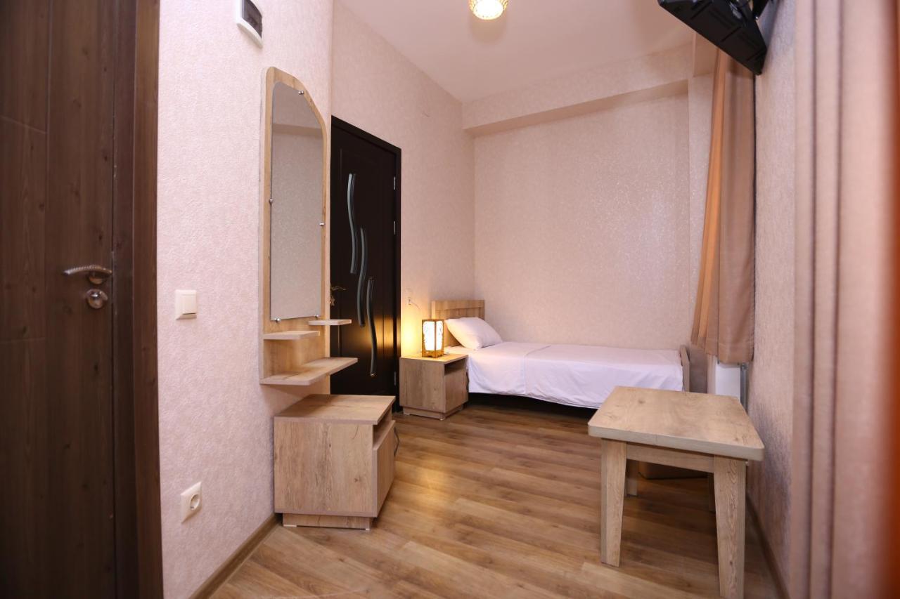 Hotel Traveler Кутаиси Экстерьер фото