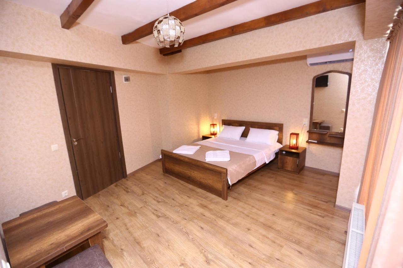 Hotel Traveler Кутаиси Экстерьер фото