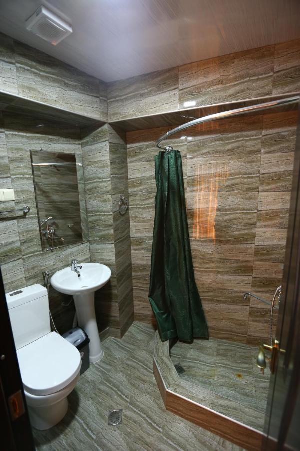 Hotel Traveler Кутаиси Экстерьер фото
