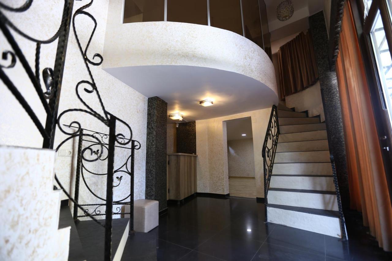 Hotel Traveler Кутаиси Экстерьер фото