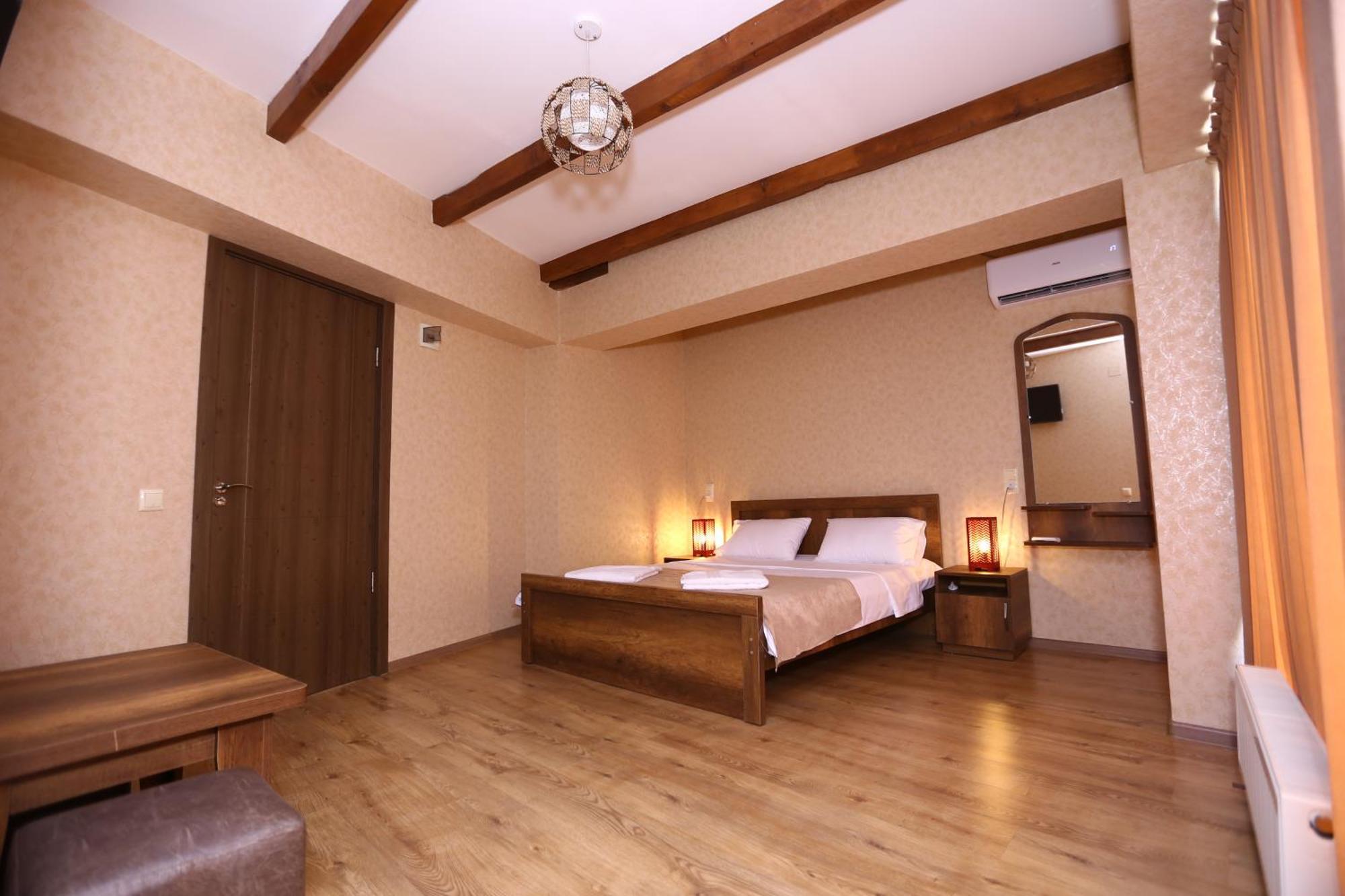 Hotel Traveler Кутаиси Экстерьер фото