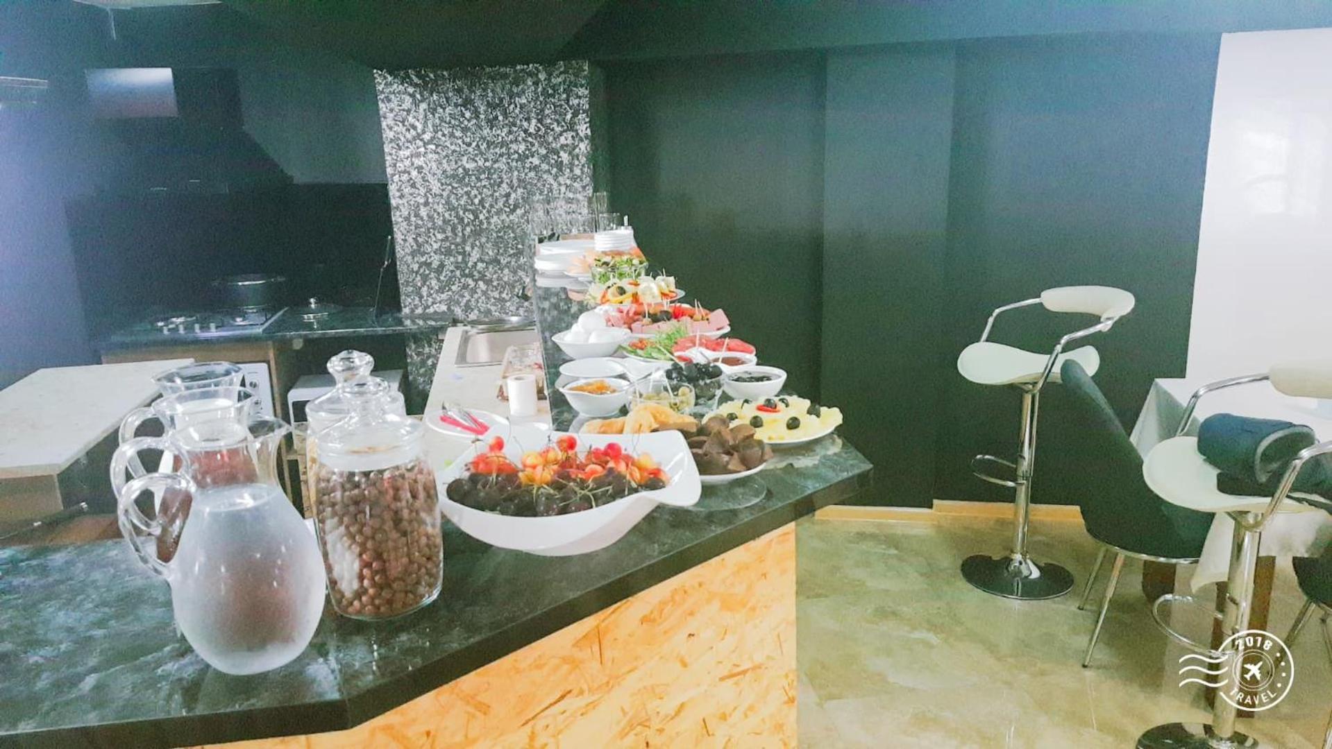 Hotel Traveler Кутаиси Экстерьер фото