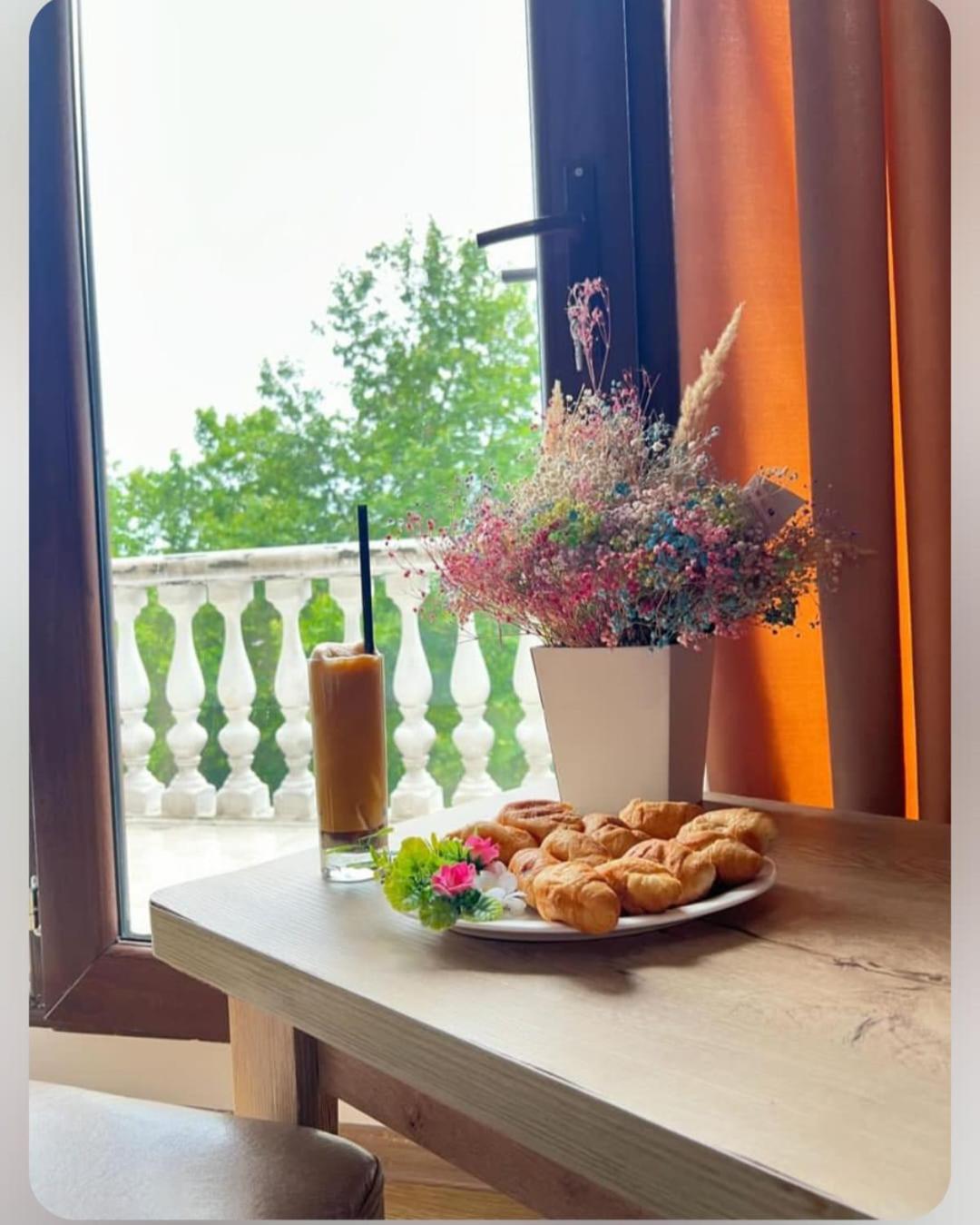 Hotel Traveler Кутаиси Экстерьер фото