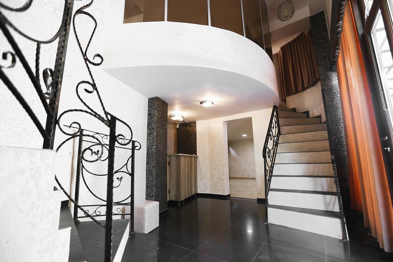 Hotel Traveler Кутаиси Экстерьер фото
