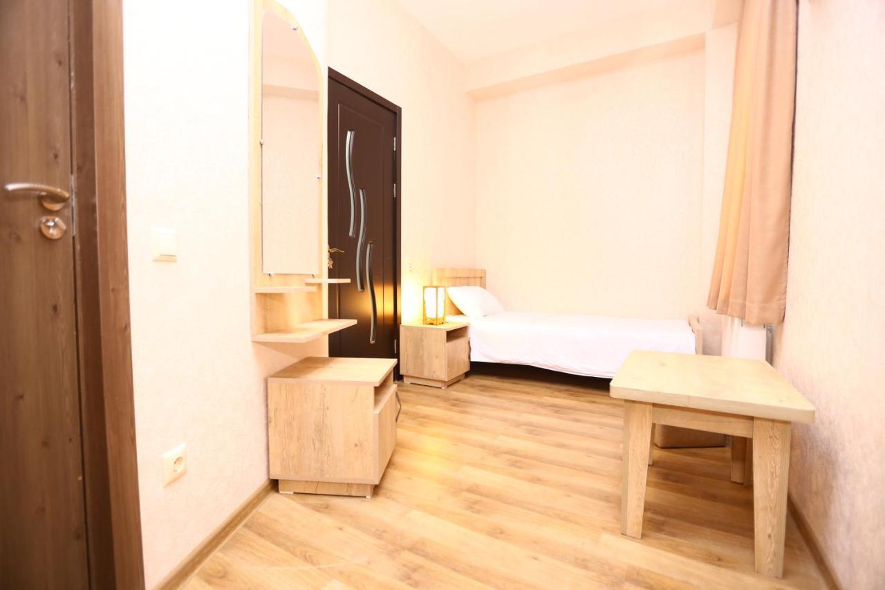 Hotel Traveler Кутаиси Экстерьер фото